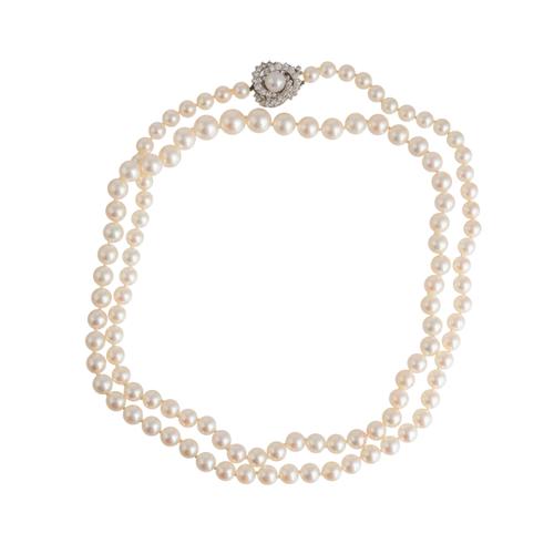 A GRADUATED PEARL NECKLACE