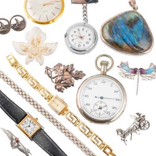 A GROUP OF MOSTLY SILVER JEWELLERY AND WATCHES (14)