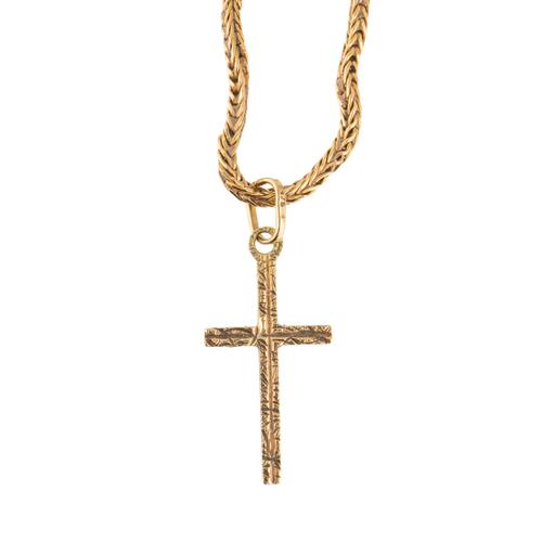 A GOLD CROSS PENDANT NECKLACE