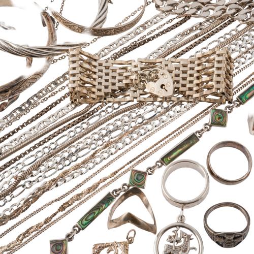 A GROUP OF SILVER JEWELLERY (28)