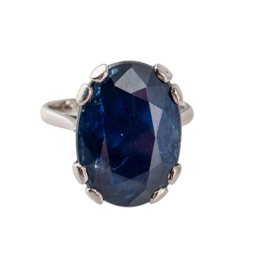 A 9CT GOLD AND SAPPHIRE SINGLE STONE RING