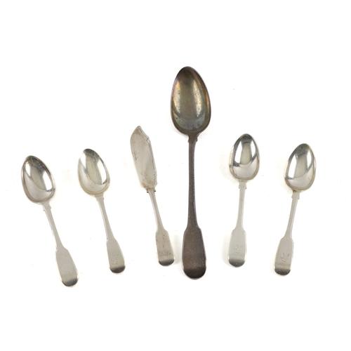 A GROUP OF SILVER FIDDLE PATTERN TABLE FLATWARE (6)