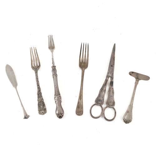 A PAIR OF SILVER GRAPE SCISSORS AND FIVE FURTHER ITEMS (6)
