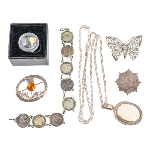 A GROUP OF JEWELLERY (7)