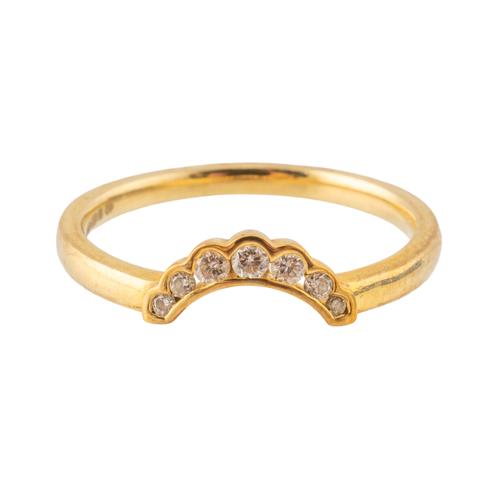 A 9CT GOLD AND DIAMOND SEVEN STONE RING