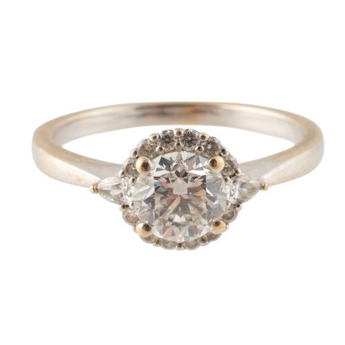 A WHITE GOLD AND DIAMOND CLUSTER RING
