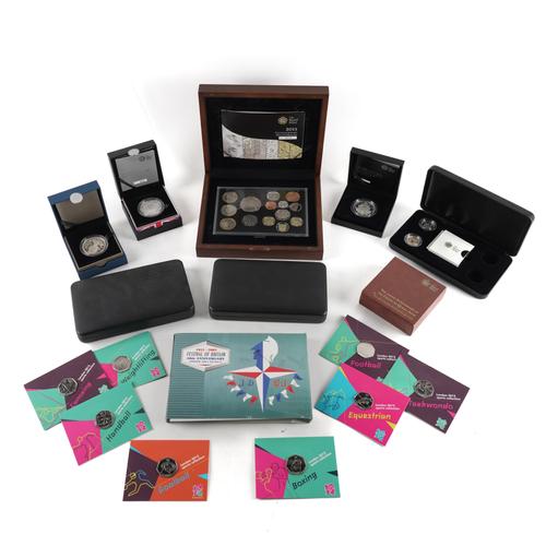 A GROUP OF ROYAL MINT PROOF COMMEMORATIVE COINAGE AND FURTHER ITEMS (QTY)