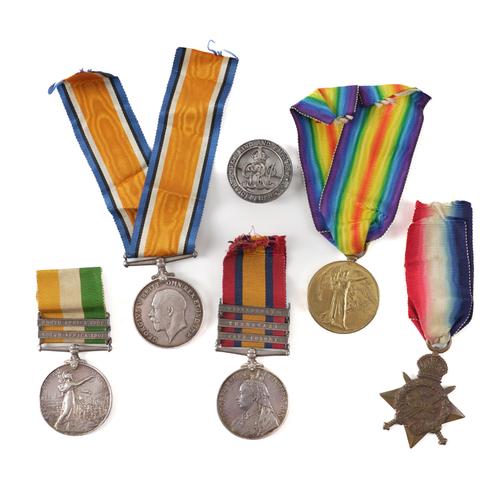A GROUP OF FIVE BOER WAR AND FIRST WORLD WAR MEDALS AND A DISCHARGE BADGE (6)