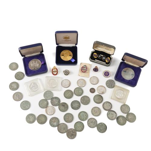 A GROUP OF COINS AND FURTHER ITEMS (QTY)
