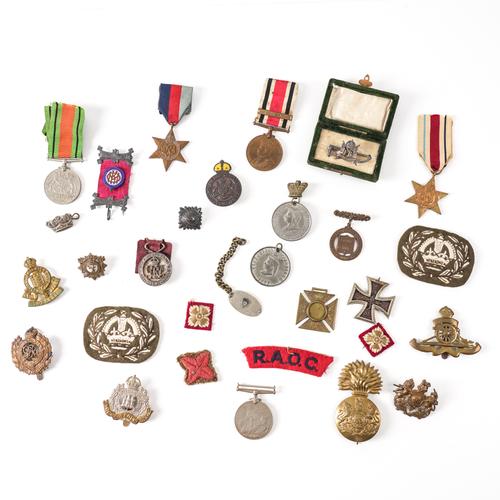 A GROUP OF MEDALS AND MILITARY INSIGNIA