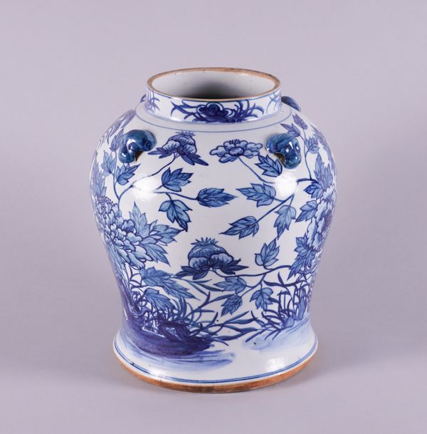 A CHINESE STYLE BLUE AND WHITE BALUSTER VASE