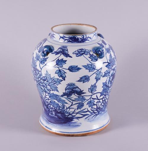 A CHINESE STYLE BLUE AND WHITE BALUSTER VASE