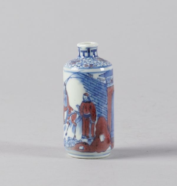 A CHINESE PORCELAIN CYLINDRICAL SNUFF BOTTLE