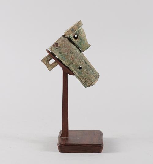 A CHINESE BRONZE AXLE CAP AND LINCHPIN