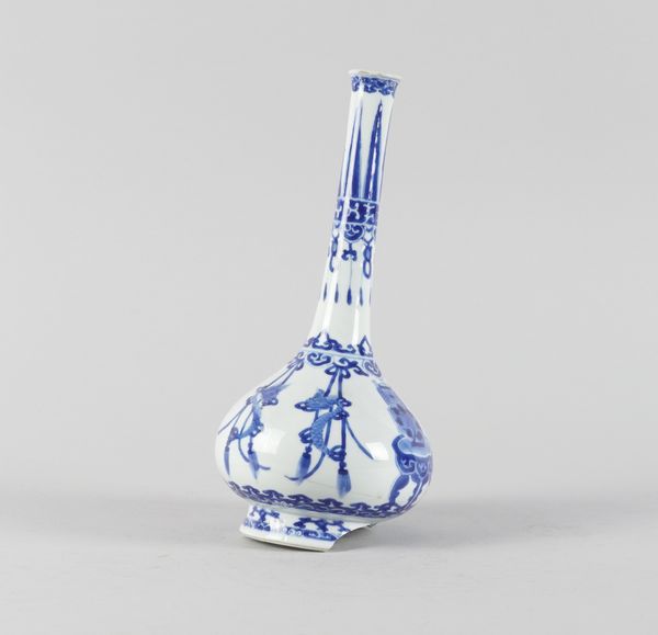 A CHINESE BLUE AND WHITE BOTTLE VASE