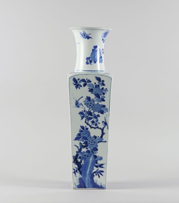 A TALL CHINESE BLUE AND WHITE VASE