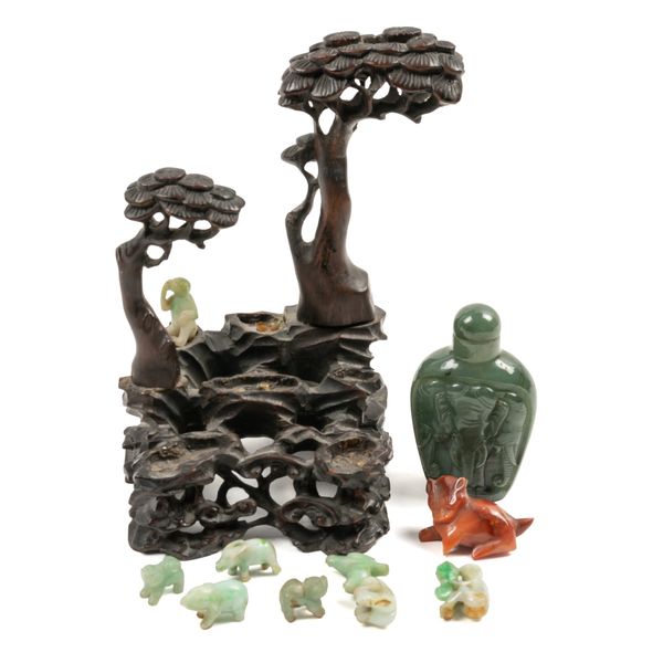 A CHINESE CELADON JADE SNUFF BOTTLE AND STOPPER ( 11)
