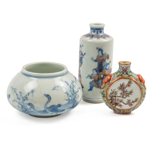 A CHINESE PORCELAIN FAMILLE-ROSE  TURQUOISE-GROUND SNUFF BOTTLE (3)