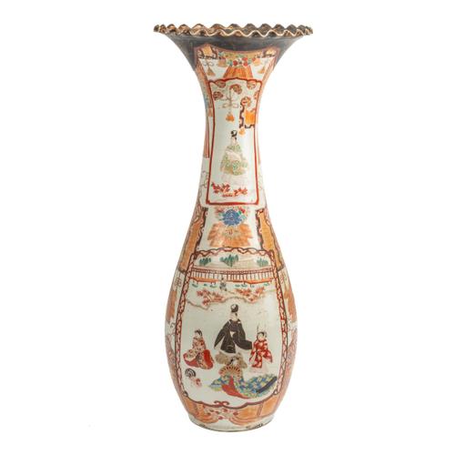 A LARGE JAPANESE IMARI AND PART BLACK LACQUERED FLOOR VASE