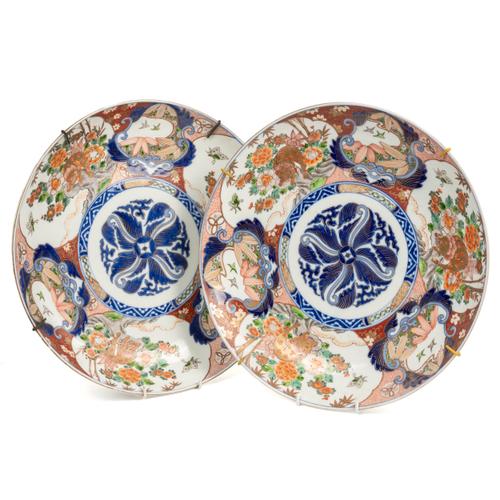 A LARGE PAIR OF JAPANESE IMARI CHARGERS (2)