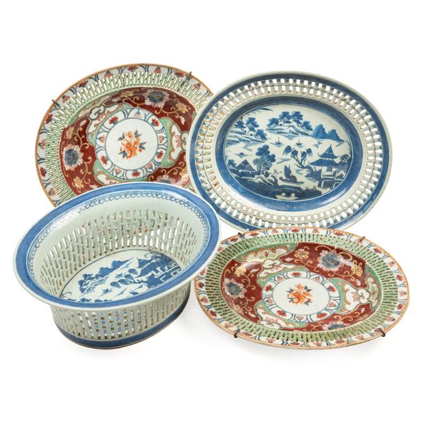 A PAIR OF CHINESE PORCELAIN RETICULATED OVAL STANDS (4)