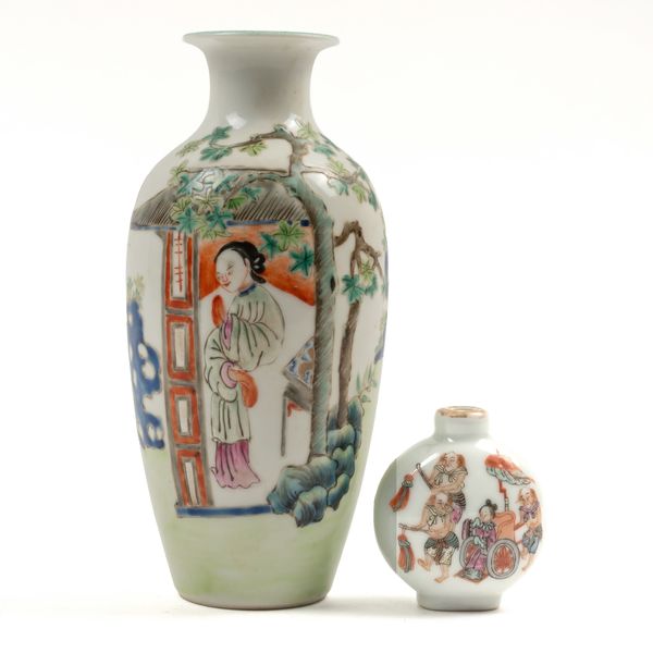 A CHINESE FAMILLE-ROSE PORCELAIN SNUFF BOTTLE (2)