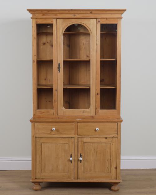 AN EARLY 20TH CENTURY PINE KITCHEN DRESSER