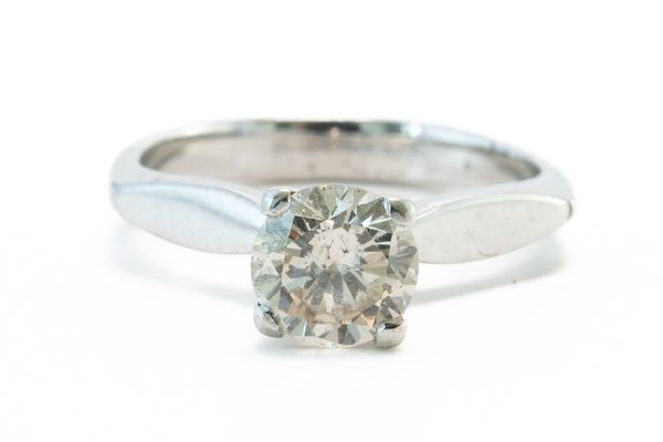 A WHITE GOLD AND DIAMOND SOLITAIRE RING