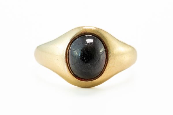 A GOLD AND CARBUNCLE GARNET SINGLE STONE RING