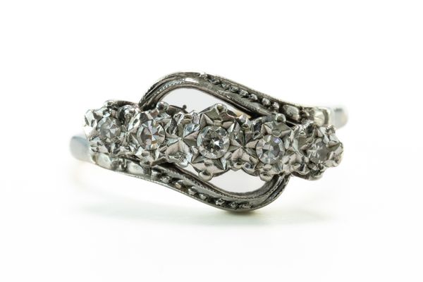 A GOLD AND DIAMOND FIVE STONE CROSSOVER RING