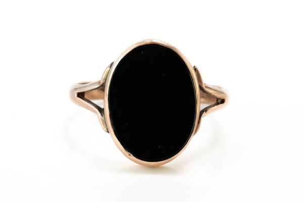 A 9CT GOLD AND BLACK ONYX OVAL SIGNET RING