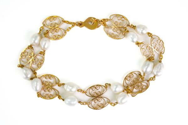 A MIDDLE EASTERN GOLD AND FRESHWATER CULTURED PEARL BRACELET