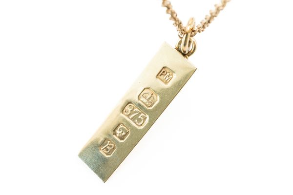 A 9CT GOLD INGOT PENDANT WITH A GOLD NECKCHAIN