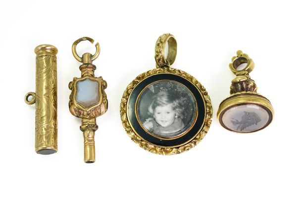 A SMALL GROUP OF VICTORIAN JEWELLERY (4)