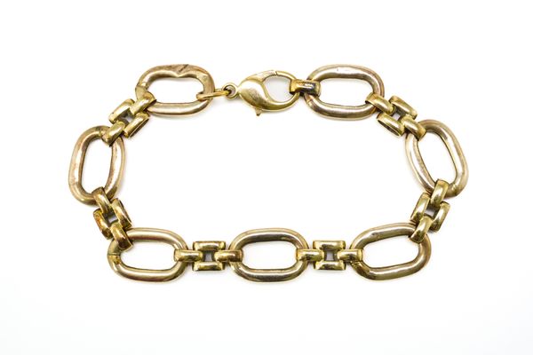 A GOLD OVAL LINK BRACELET