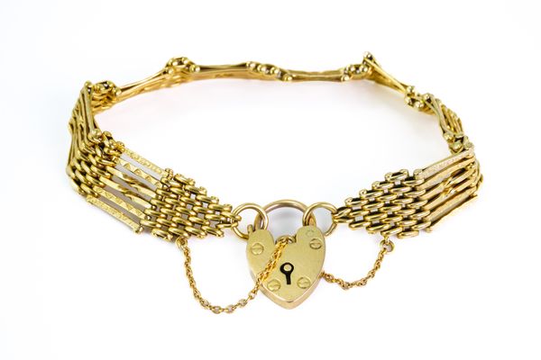 A GOLD GATELINK BRACELET