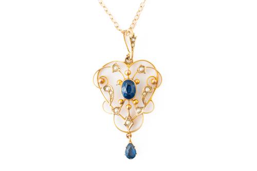 A GARNET TOPPED DOUBLET AND SEED PEARL PENDANT WITH A 9CT GOLD NECKCHAIN (2)