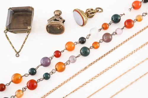 A GROUP OF SIX ITEMS OF JEWELLERY (6)