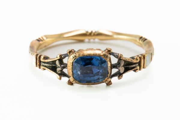 A GOLD, SAPPHIRE AND WHITE ENAMELLED 18TH CENTURY RING