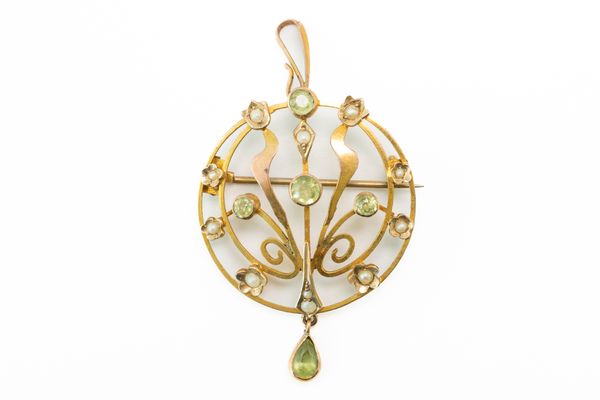 A GOLD, PERIDOT AND SEED PEARL PENDANT BROOCH