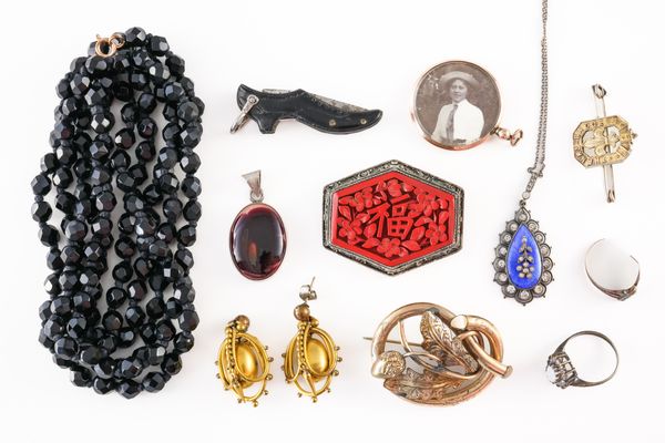 A GROUP OF JEWELLERY (11)