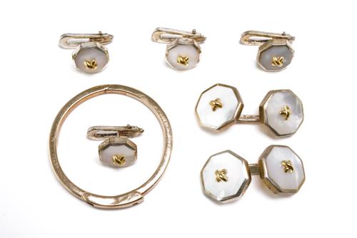 A 9CT GOLD KEY RING AND A SILVER AND MOTHER-OF-PEARL DRESS SET (9)