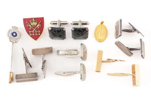 A PAIR OF GOLD CUFFLINKS, FOUR FURTHER PAIRS OF CUFFLINKS AND THREE FURTHER ITEMS  (13)