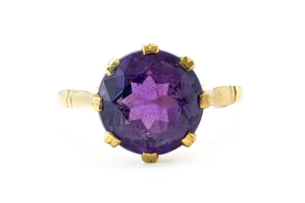 A 9CT GOLD AND AMETHYST SINGLE STONE RING