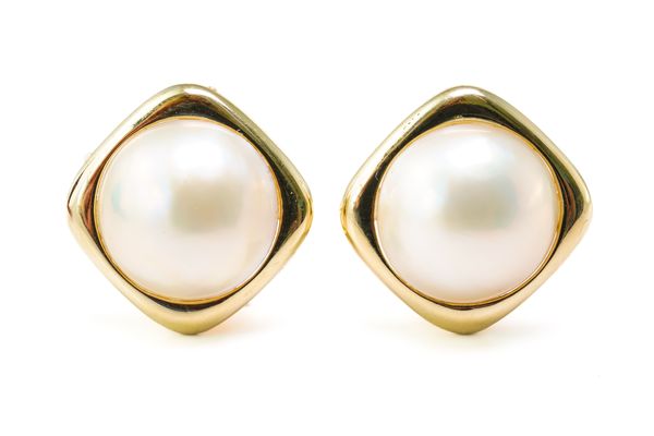 A PAIR OF GOLD AND MABE PEARL EARCLIPS (2)