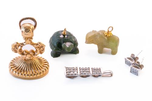 FIVE ITEMS OF JEWELLERY (5)