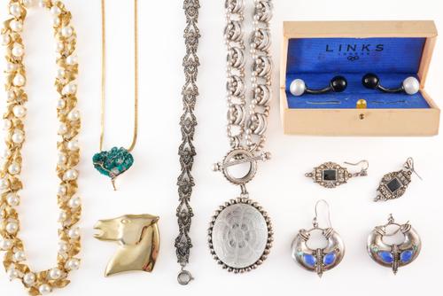 A GROUP OF SIGNED COSTUME JEWELLERY AND SILVER JEWELLERY (11)