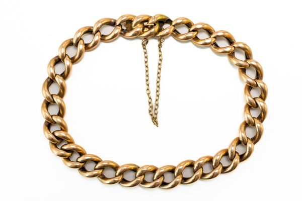 A GOLD CURB LINK BRACELET