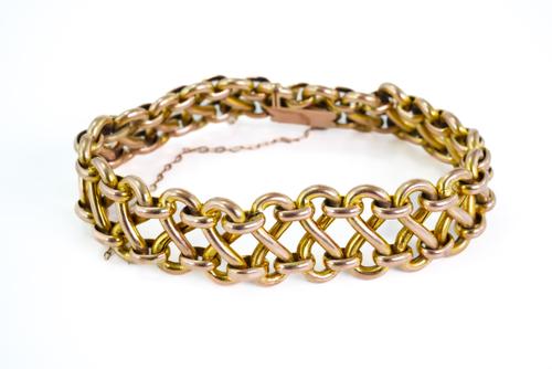 A GOLD BRACELET