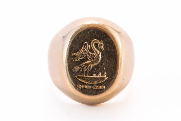 A GOLD SIGNET RING